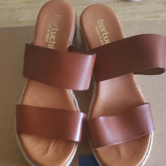 Bertuchi Women's Tan Leather Sandals - Picture 1 of 7